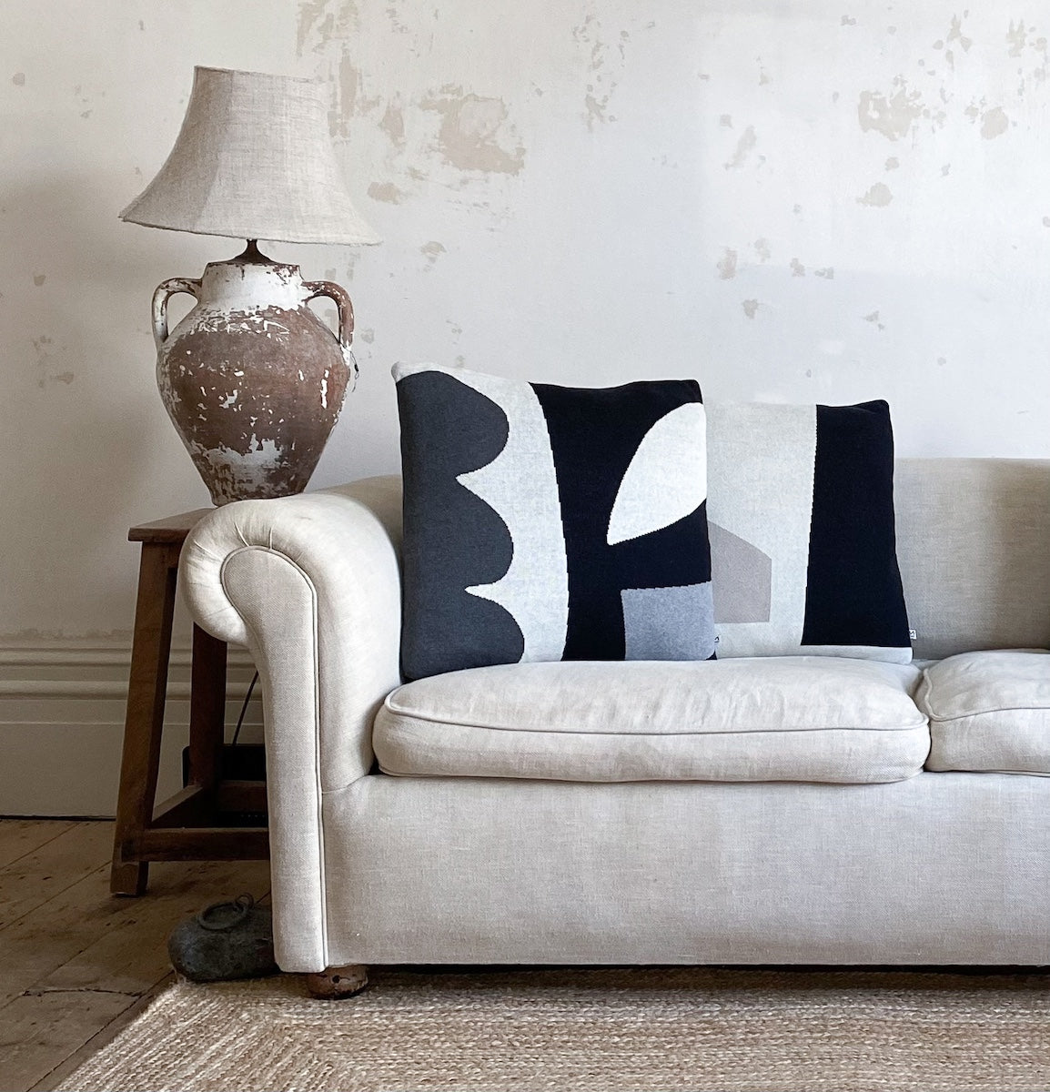 Orbi Cushion: Mono