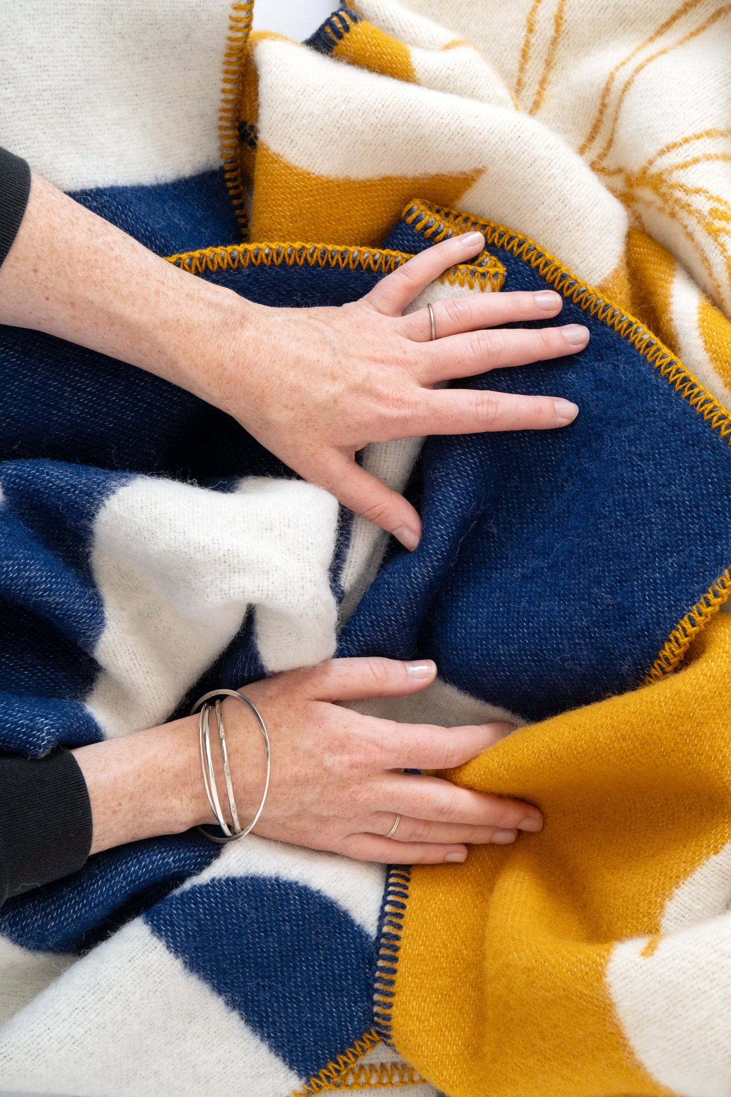 Deko Wool Blanket: Navy